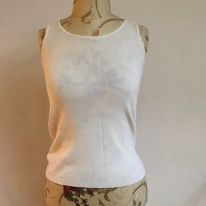 Sleeveless thin sweater